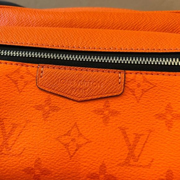 LOUIS VUITTON (LV) OUTDOOR BUMBAG - Picture 4 of 11